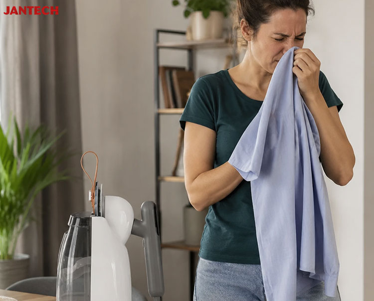 چند ترفند عالی برای از بین بردن بوی بد لباس با بخارگر