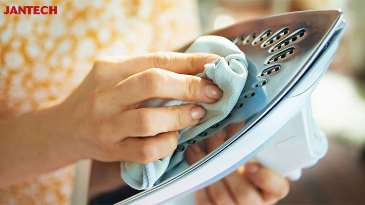 پاک کردن ایمن سوختگی کف اتو بدون خراش
